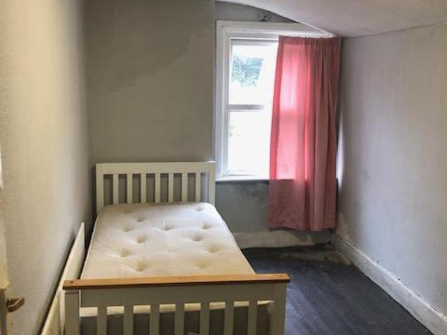 Salisbury Road, Luton LU1 3 bed terraced house to rent £1,400 pcm £323 pw