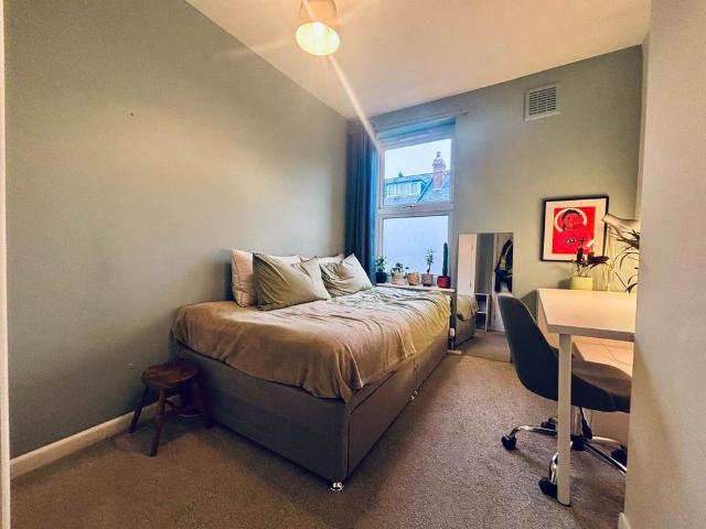 Salisbury View Room 2, Leeds LS12 1 bed in a house share to rent £475 pcm £110 pw