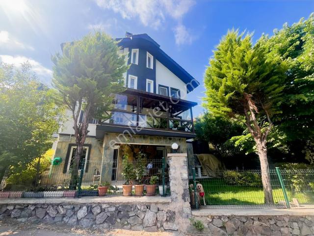 Salkım Sitesinde Geniş Bahçeli Önü Açık Villa