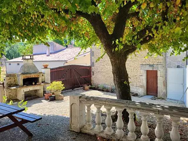Salles d'Angles 16130 Location maison 5 pièces t5 jardin terrasse