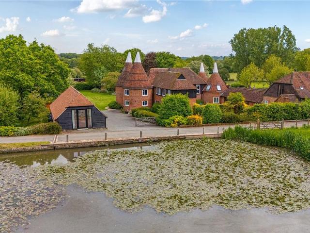 Salmans Lane, Penshurst, Tonbridge. 4 bed barn conversion to rent £4,700 pcm £1,085 pw