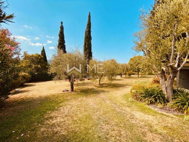 Salò, villa ristrutturata con parco privato, ascensore e garage