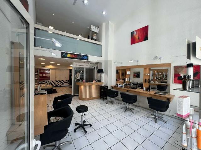 SALON DE COIFFURE EN VIEILLE VILLE