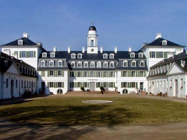 Salon Maisonette im Schloss mit Main und Parkblick TG EBK