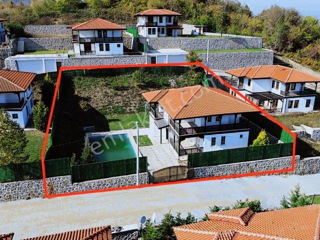 Sapanca Akçayda 953m2 Arsa İçersinde Havuzlu 5+1 Satılık Villa