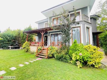 Sapanca Bağdat Caddesinde Kiralık Müstakil Bahçeli Villa
