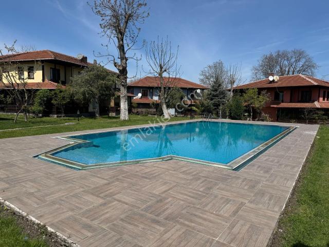 Sapanca’da Site İçinde Kiralık Villa…