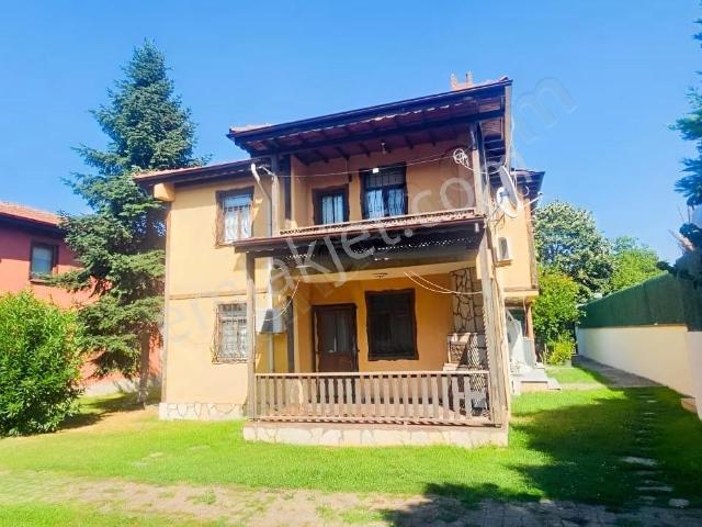 Sapanca Gazi Paşa Mahallesi'nde Göle Yakın Site İçerisinde Villa
