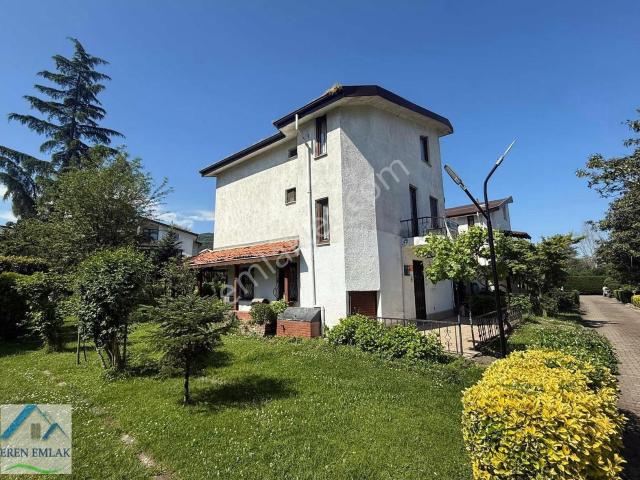 Sapanca Kırkpınar'da Havuzlu Site İçinde 4+2 Tripleks Villa