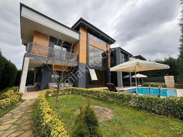 Sapanca Kırkpınar'da Satılık Havuzlu, Eşyalı Lüks 4+1 Villa