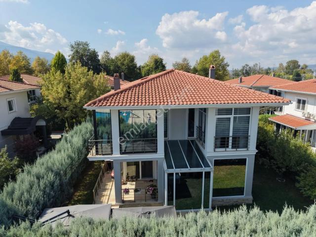 Sapanca Rüstempaşa Metehan Konaklarında Satılık Müstakil Villa
