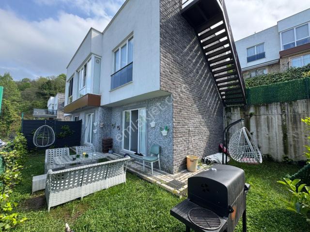 Sapanca Site İçinde Göl Manzaralı Satılık Villa.
