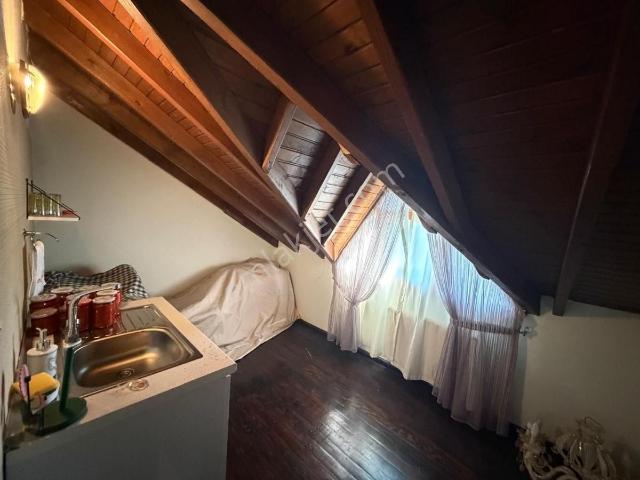 Sapanca Ünlücede Göl Manzaralı Kiralık Tripleks Lüks Villa
