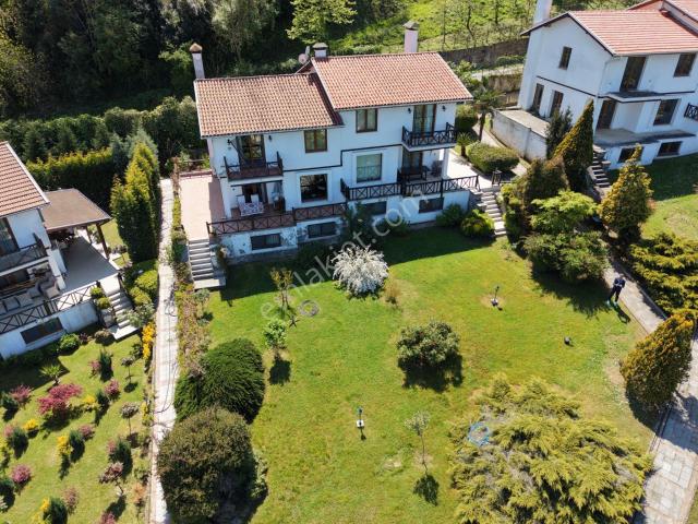 Sapanca Yanık’ta Site İçinde Göl Manzaralı Villa