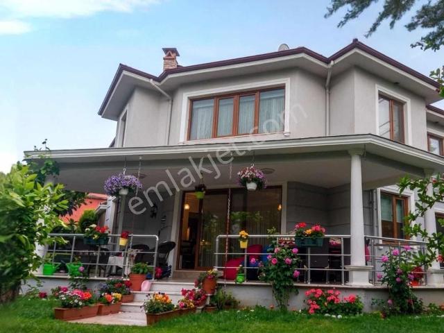 Sapanca'da 581 M2 Arsa İçerisinide 5+1 Satılık Villa
