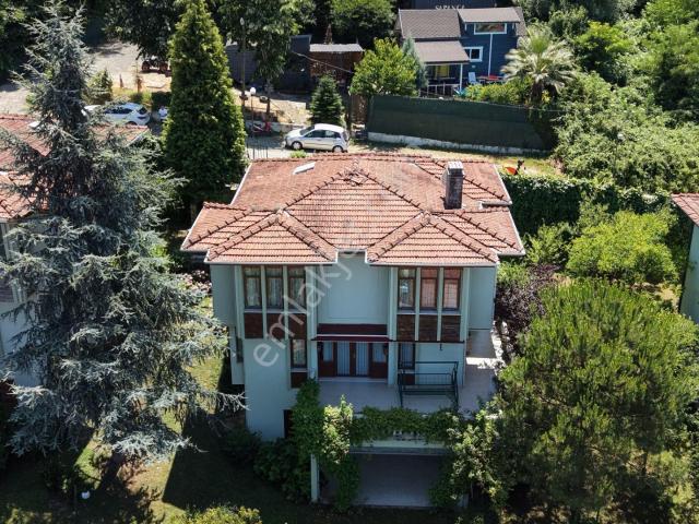 Sapanca'da Sosyal Tesisli Sitede Satılık Müstakil Villa.
