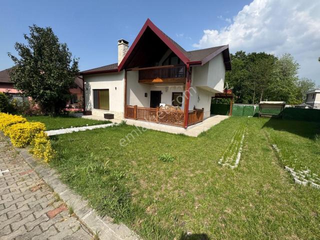 Sapanca'da Site İçinde Geniş Ferah Bahçeli Satılık Villa.
