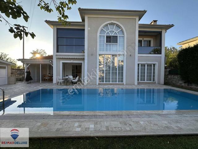 Sapanca'da Site İçinde Satılık Havuzlu Müstakil 5+1 Lüks Villa