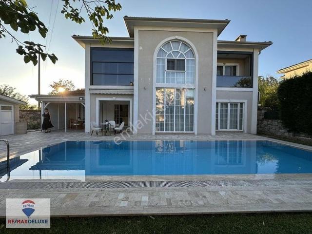 Sapanca'da Site İçinde Satılık Havuzlu Müstakil 5+1 Lüks Villa