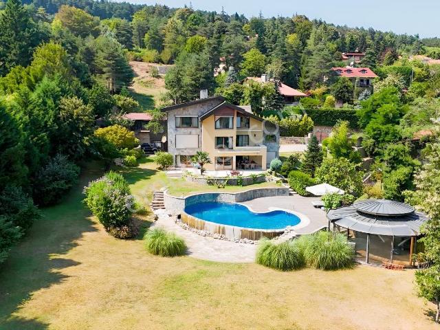 Sapanca'nın Orman Ve Göl Manzarasına Hâkim Prestijli Malikanesi