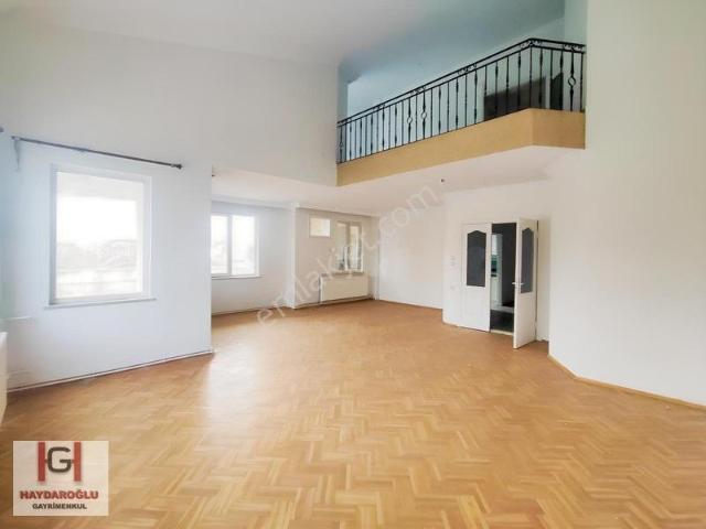 Sarıgüllük'te Cadde Üzeri 5+1 Satılık Dublex Daire