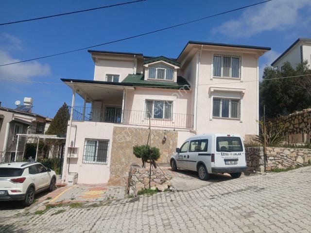 Sarımazı Fatih Mahallesinde Koru Evleri Sitesinde İçerisi Lüks Yapılı Satılık Müstakil Villa