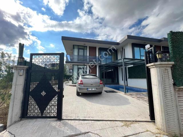 Sarımeşede Bağdat Caddesi Üzerinde Havuzlu 4+1 Müstakil Villa