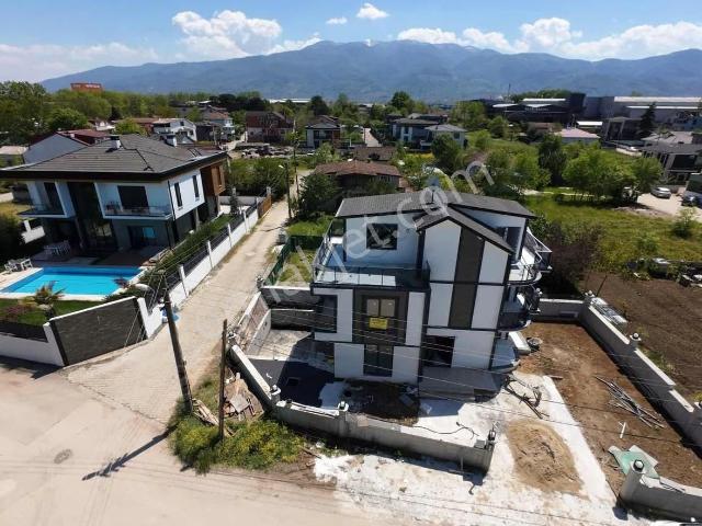 Sarımeşe'de Zeray Mahal Yanı Satılık 5+1 Havuzlu Tripleks Villa