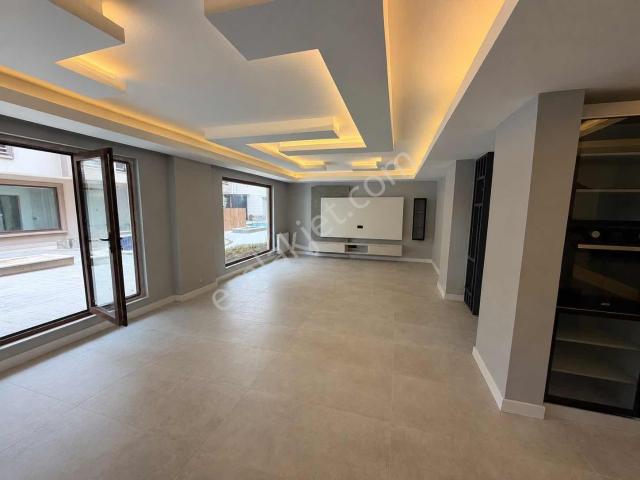 Sarısuda Havuzlu Site İçinde 6+1 Satılık Villa