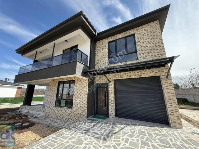 Sarısungur Mahallesinde Satılık Lüks Villa