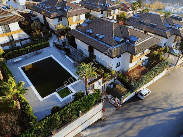 Sarıyer Madende Site İçinde Özel Bahçeli Lüks Dubleks Villa