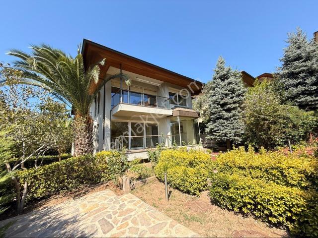 Sarıyerde Havuzlu Sitede Asansörlü 5+1 Kiralık Villa