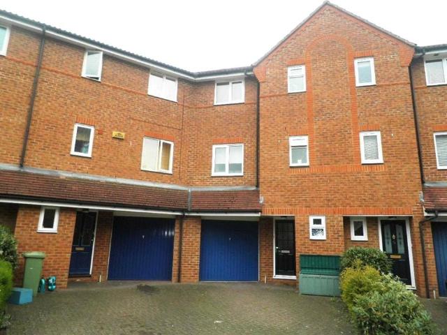 Saracens Wharf, Bletchley, Milton. 4 bed semi detached house to rent £1,500 pcm £346 pw