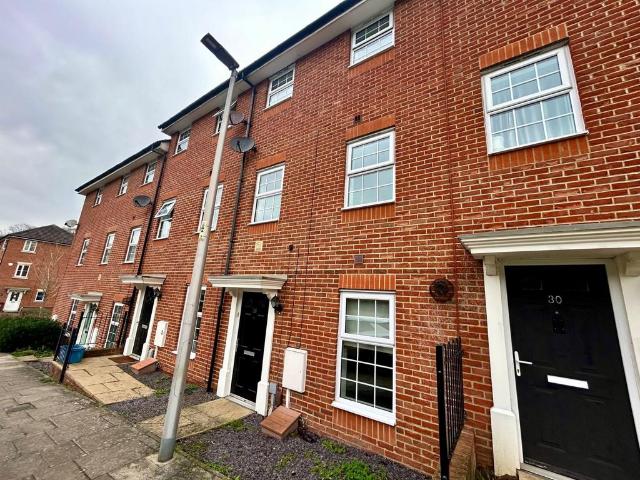 Sarafand Grove, Rochester, ME2 4 bed townhouse to rent £1,900 pcm £438 pw