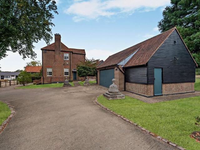 Saratt, Rickmansworth, Hertfordshire 4 bed detached house to rent £4,750 pcm £1,096 pw