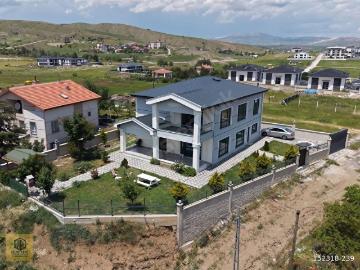 Saray'da 660m2 Arsada Ada Mutfaklı 4+2 Lüks Malikane