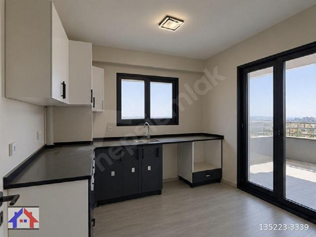 SARIÇAM OSMANGAZİDE PROJEDE CADDE ÜZERİ İSKANLI KPL. MUTFAK GİYİNME ODALI AZ KATLI 2+1 CAZİPP DAİRE
