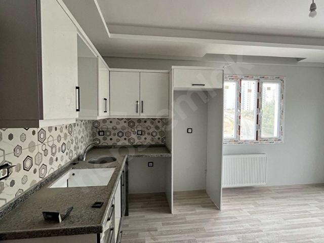 SARIÇAM GÜLTEPEDE REYYAN CADDESİ ÜZERİNDE İSKANLI 1+1!
