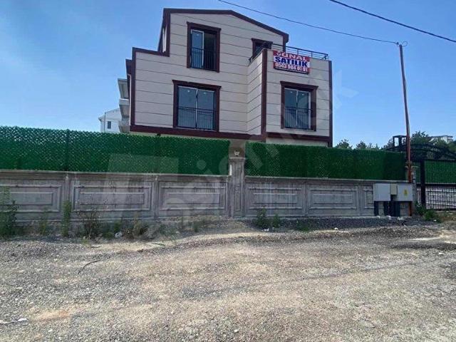 SARIÇAM ÇINARLIDA TRİPLEX VİLLA