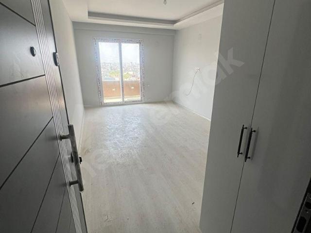 SARIÇAM YEŞİLTEPE'DE CADDE KENARI GENİŞ SIFIR 1+1 DAİRE