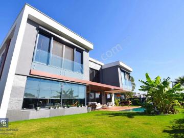 Sasalıda 750 M2 Arsa Payı İçerisinde 5+1 Satılık Villa