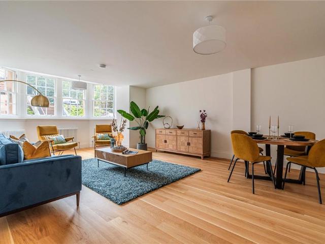 Sassoon Grove, Edinburgh, Midlothian. 2 bed apartment to rent £2,500 pcm £577 pw