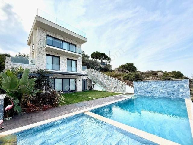 Satılık Müstakil Villa Deniz Kenarı Manzaralı Havuzlu Ev Plajlı Mükemmel Koyda Yatırım Fırsatı Acil