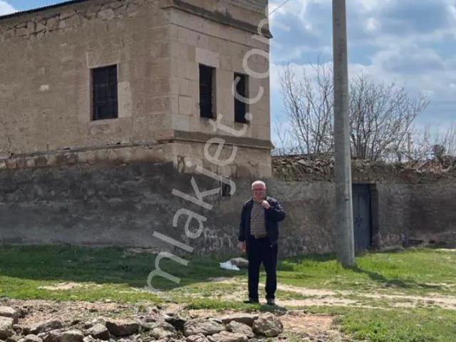 Satılık Ovacık Köyünde 2 Parsel Yan Yana 900 Metre Yakın Karışık Meyve Açtı Bahçeli Ev