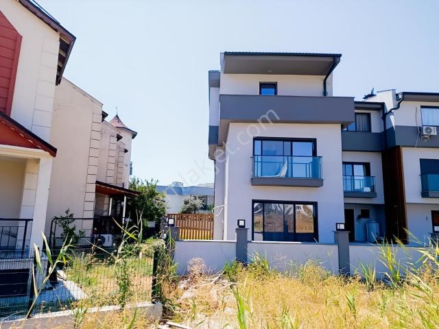 Satılık Çandarlıda Denize 300m Mesafede 3+1 Tripleks Villa