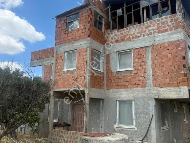 Satılık Asfaltan İkinci Parsel Müstakil 3 Buçuk Kat Ev