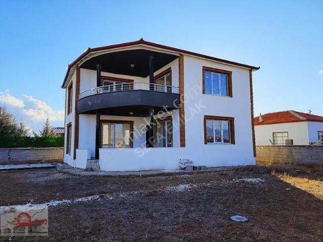 Satılık Dubleks Villa Niğde Kemerhisarda 572 M² Arsa İçerisinde
