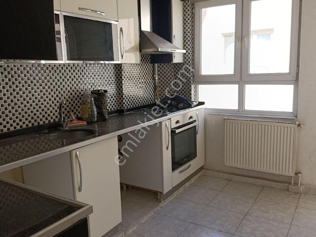Satılık Doğalgazlı 4 Oda Parkeli Bakımlı Çift Balkon Merkezi Konumda