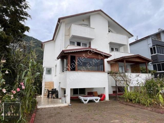 Satılık Emsalsiz Ful Deniz Manzaralı Triblex Bahçeli Villa