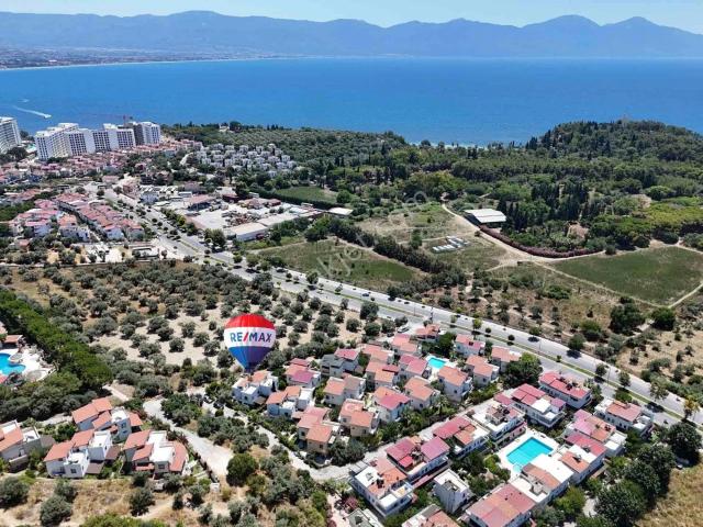 Satılık Genış Bahçe Kullanımlı Köşe Konumlu Ferah 4+1 Vılla